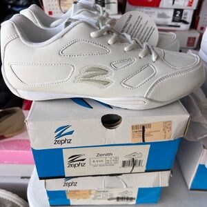 Retro White Low-Top Sneakers with Chunky Design